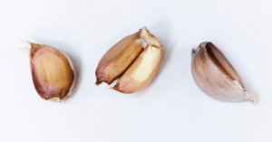 Cómo aliñar aceitunas con ajos