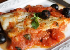 murluza al horno con aceitunas negras